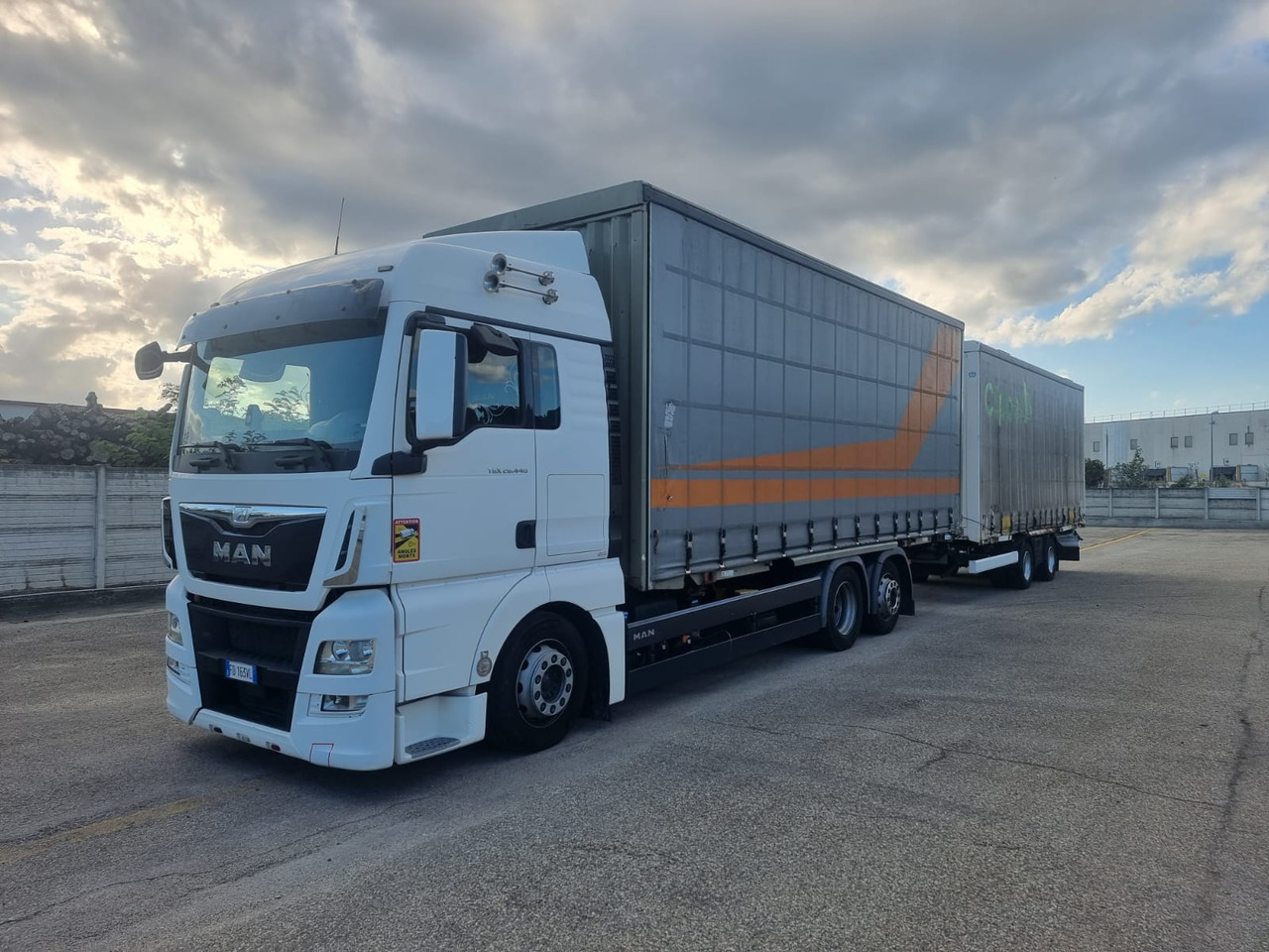 Curtainsider trailer MAN TGX 26.440 6x2 2016