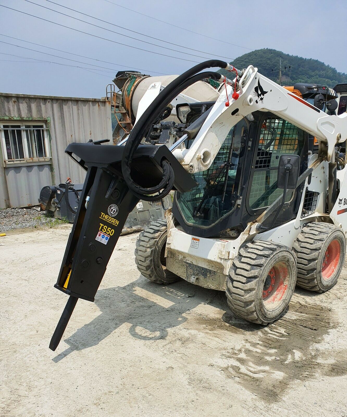 BOBCAT WITH HAMMER 250 4 T 2005