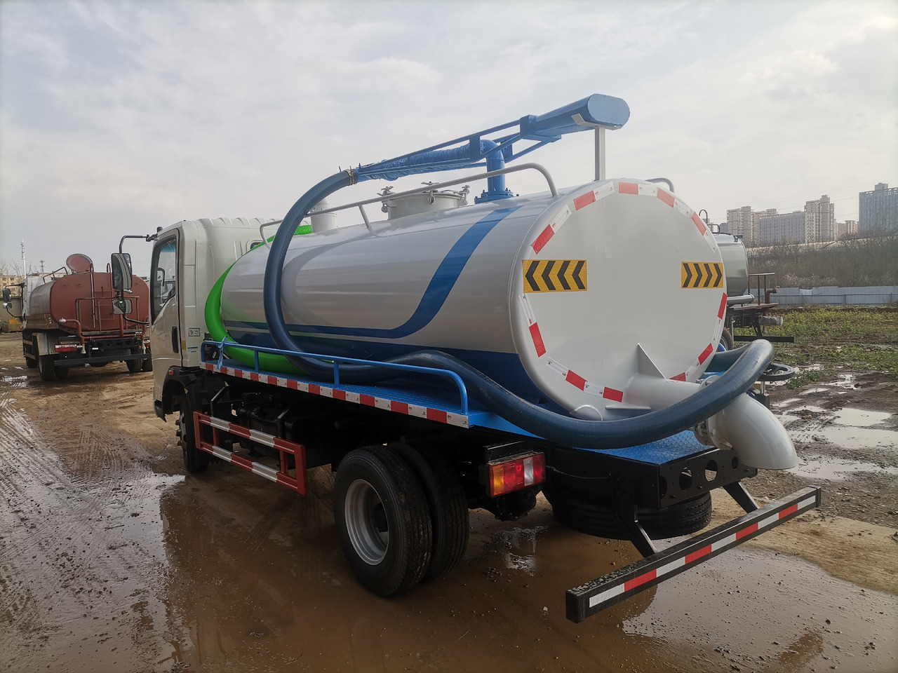Vacuum truck Sinotruk Howo light truck 2018