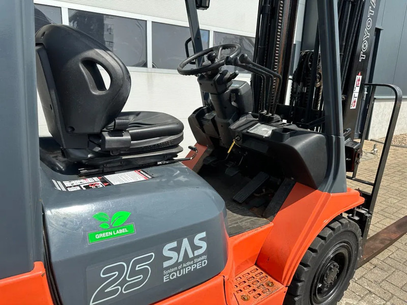 Forklift Toyota 2.5 ton Triplex Freelift Sideshift LPG Heftruck 2005